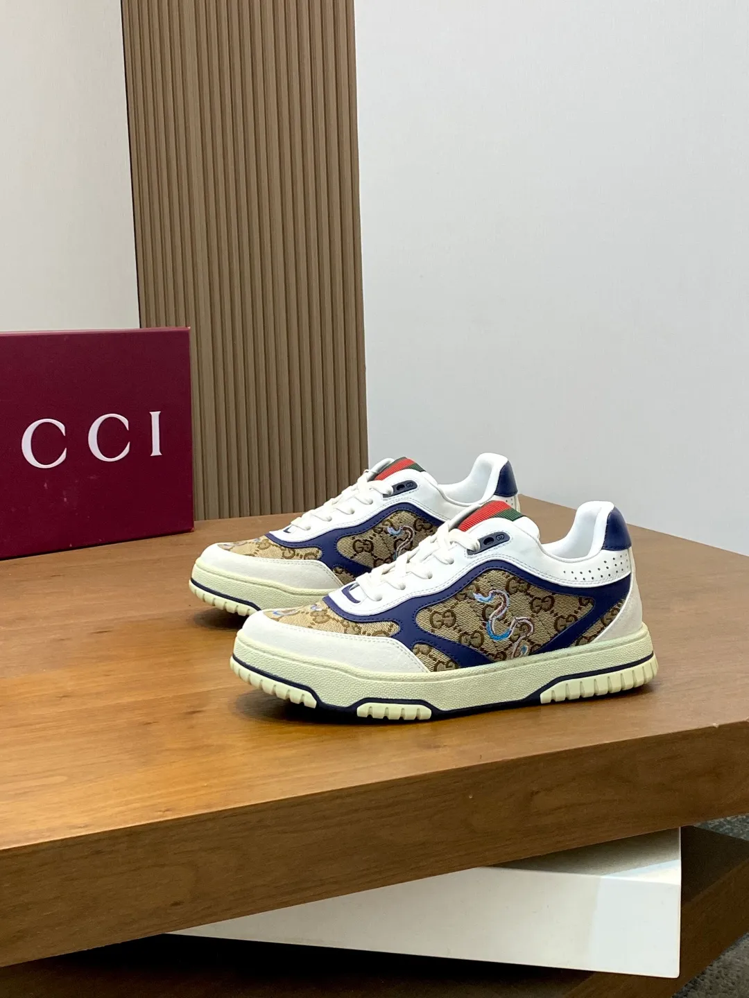 Men's Shoes 💰660 𝐆𝐮𝐜𝐜𝐢 𝐑𝐞-𝐖𝐞𝐛 As the first sneaker created by Sabato De Sarno for Gucci, the Re-Web series reinterprets the brand's classic stripes and sets off the modern silhouette design with bold and unique details. These shoes are crafted from white leather. This new sneaker is ingeniously decorated with many of the brand's classic details, and is equipped with a bright red and green webbing tongue, which will make people fall in love at first sight. White leather treated with a special process for softness and luster, with an embossed grainy texture. Script Gucci logo and interlocking G web label with Interlocking G and script Gucci logo. Rubber outsole with interlocking G detail eyelets. Web tongue. Size: 39-44 (customized for sizes 38 and 45)
